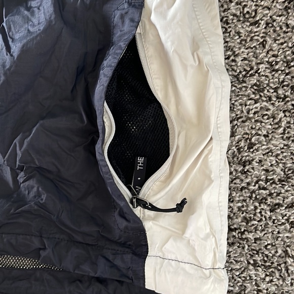 Northface jacket woman’s size large, black and white - Picture 3 of 8